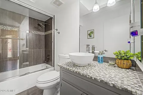 Bath - 4316 E Piccadilly Rd, Phoenix, AZ 85018 photo 3 of 3