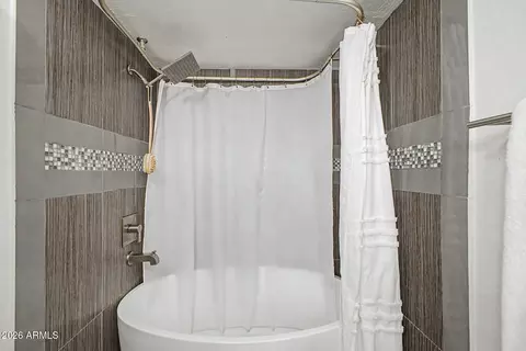 Bath - 4316 E Piccadilly Rd, Phoenix, AZ 85018 photo 2 of 3