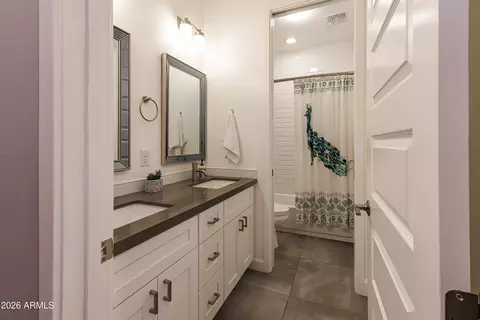 Bath - 215 E Ashwood Pl, Phoenix, AZ 85012 photo 4 of 6