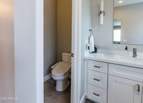 Bath - 215 E Ashwood Pl, Phoenix, AZ 85012 photo 3 of 6