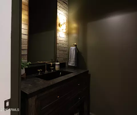 Bath - 215 E Ashwood Pl, Phoenix, AZ 85012 photo 6 of 6