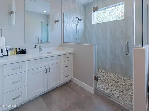Bath - 215 E Ashwood Pl, Phoenix, AZ 85012 photo 1 of 6