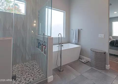 Bath - 215 E Ashwood Pl, Phoenix, AZ 85012 photo 2 of 6