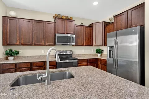 Kitchen - 3705 E Perkinsville St, Gilbert, AZ 85295 photo 4 of 6
