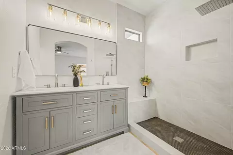 Bath - 15821 N 35th Ln, Phoenix, AZ 85053 photo 3 of 5