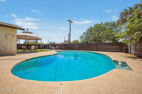 Exterior - 3701 W Echo Ln, Phoenix, AZ 85051 photo 7 of 9