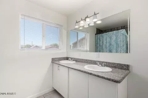 Bath - 2828 E Chipman Rd, Phoenix, AZ 85040 photo 1 of 4