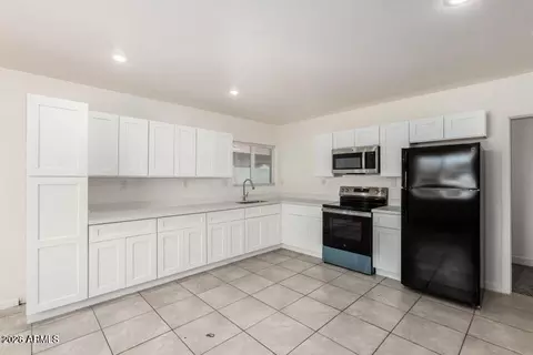 Kitchen - 2828 E Chipman Rd, Phoenix, AZ 85040 photo 1 of 2