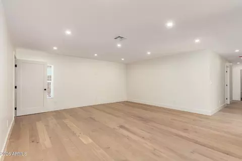 Living - 829 E Desert Park Ln, Phoenix, AZ 85020 photo 8 of 10