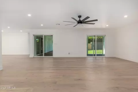 Living - 829 E Desert Park Ln, Phoenix, AZ 85020 photo 1 of 10