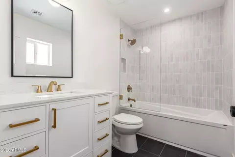 Bath - 829 E Desert Park Ln, Phoenix, AZ 85020 photo 6 of 6
