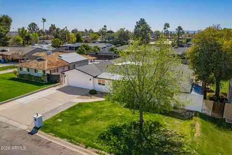 View/Area - 829 E Desert Park Ln, Phoenix, AZ 85020 photo 2 of 2