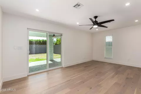 Living - 829 E Desert Park Ln, Phoenix, AZ 85020 photo 9 of 10
