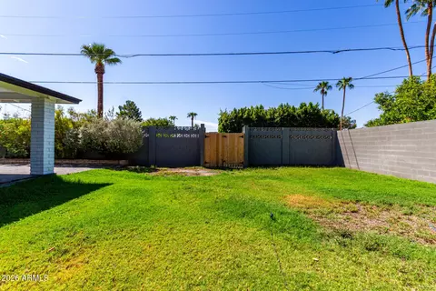 Exterior - 829 E Desert Park Ln, Phoenix, AZ 85020 photo 6 of 7
