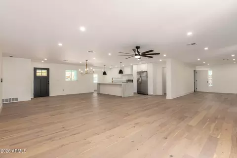 Living - 829 E Desert Park Ln, Phoenix, AZ 85020 photo 6 of 10