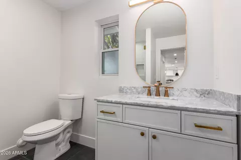 Bath - 829 E Desert Park Ln, Phoenix, AZ 85020 photo 3 of 6