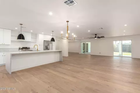 Living - 829 E Desert Park Ln, Phoenix, AZ 85020 photo 4 of 10