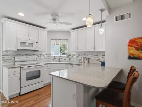 Kitchen - 903 W Glendale Ave #8, Phoenix, AZ 85021 photo 1 of 2