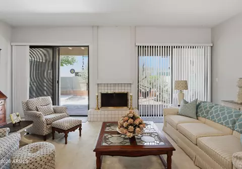 Living - 903 W Glendale Ave #8, Phoenix, AZ 85021 photo 3 of 4