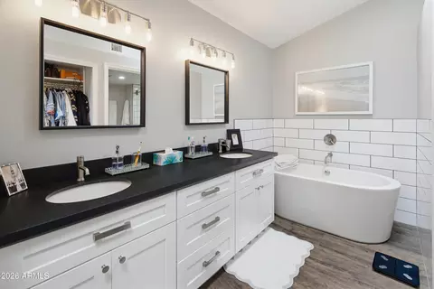 Bath - 4127 E Becker Ln, Phoenix, AZ 85028 photo 2 of 4