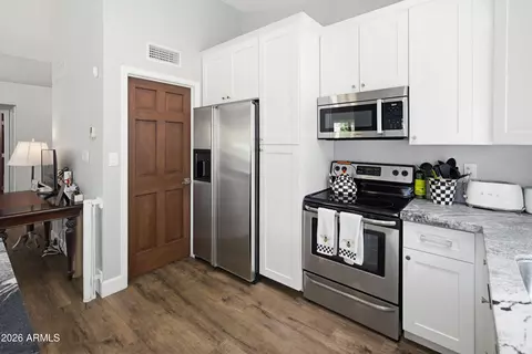 Kitchen - 4127 E Becker Ln, Phoenix, AZ 85028 photo 7 of 8