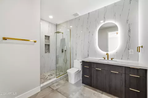 Bath - 4008 N 34th St, Phoenix, AZ 85018 photo 10 of 11
