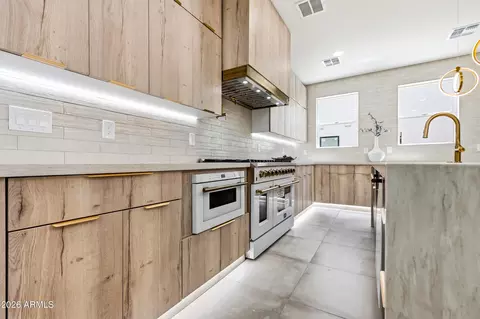 Kitchen - 4008 N 34th St, Phoenix, AZ 85018 photo 12 of 16