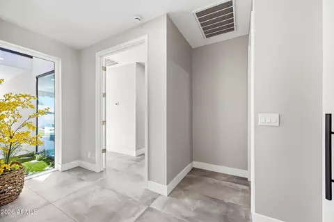 Entry Way - 4008 N 34th St, Phoenix, AZ 85018 photo 4 of 8