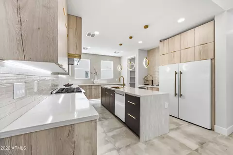 Kitchen - 4008 N 34th St, Phoenix, AZ 85018 photo 2 of 16