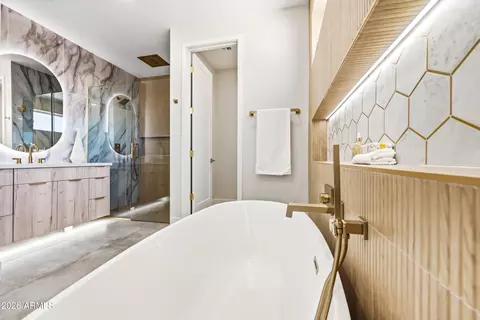 Bath - 4008 N 34th St, Phoenix, AZ 85018 photo 4 of 11