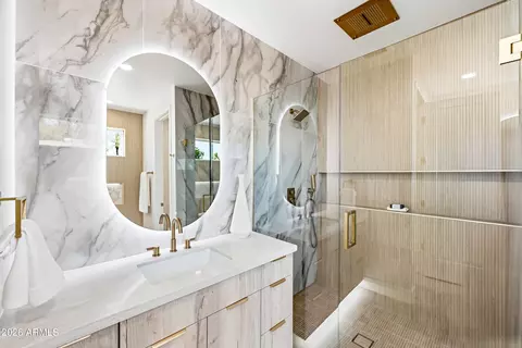 Bath - 4008 N 34th St, Phoenix, AZ 85018 photo 6 of 11