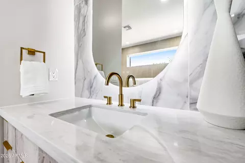 Bath - 4008 N 34th St, Phoenix, AZ 85018 photo 9 of 11