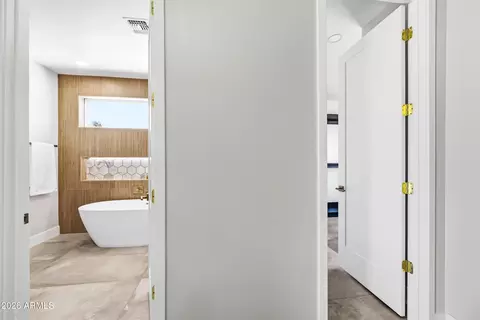 Entry Way - 4008 N 34th St, Phoenix, AZ 85018 photo 6 of 8