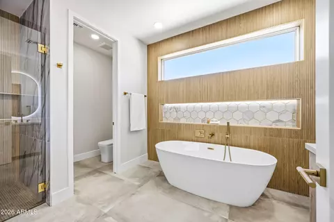 Bath - 4008 N 34th St, Phoenix, AZ 85018 photo 2 of 11