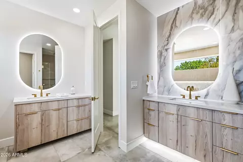 Bath - 4008 N 34th St, Phoenix, AZ 85018 photo 5 of 11