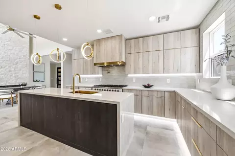Kitchen - 4008 N 34th St, Phoenix, AZ 85018 photo 7 of 16