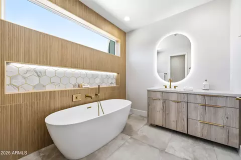 Bath - 4008 N 34th St, Phoenix, AZ 85018 photo 3 of 11