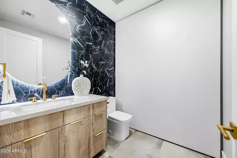 Bath - 4008 N 34th St, Phoenix, AZ 85018 photo 7 of 11