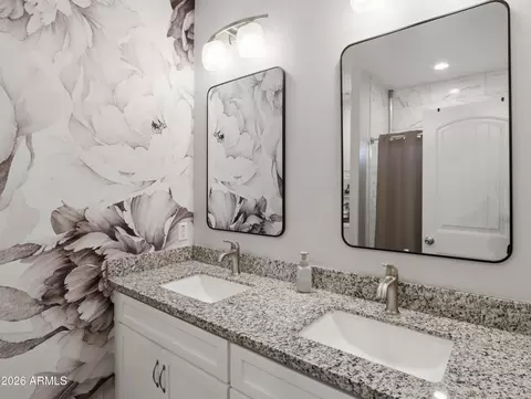 Bath - 317 E Mountain View Rd, Phoenix, AZ 85020 photo 2 of 3