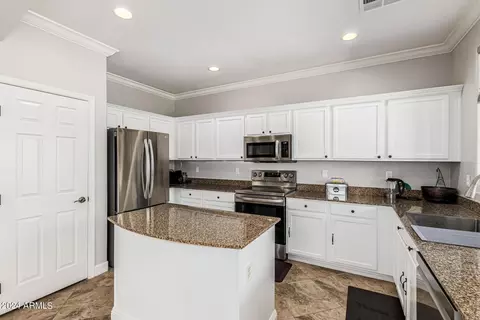 Kitchen - 4337 E Vaughn Ave, Gilbert, AZ 85234 photo 3 of 4