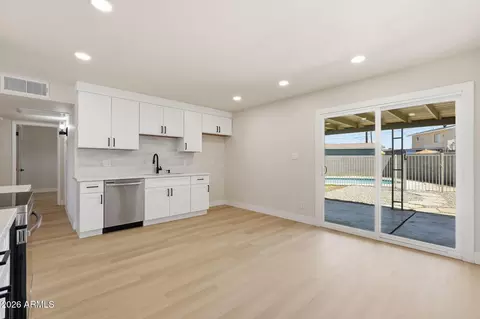 3714 W Echo Ln, Phoenix, AZ 85051 photo 11