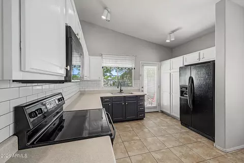 Kitchen - 3098 E Stottler Dr, Gilbert, AZ 85296 photo 3 of 4