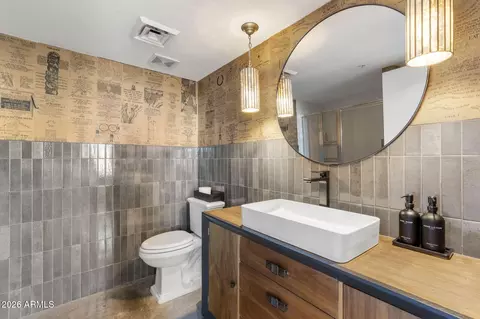 Bath - 914 E Osborn Rd #418, Phoenix, AZ 85014 photo 1 of 3