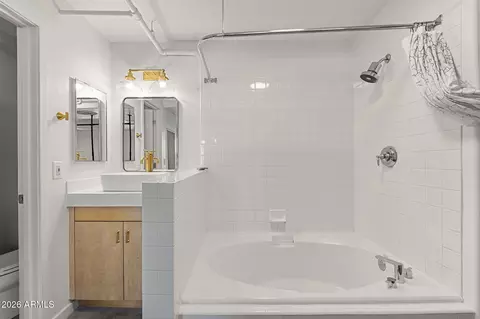Bath - 914 E Osborn Rd #418, Phoenix, AZ 85014 photo 3 of 3