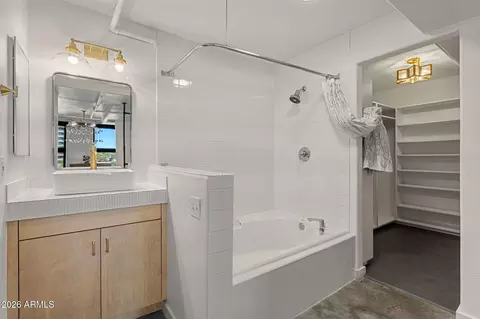 Bath - 914 E Osborn Rd #418, Phoenix, AZ 85014 photo 2 of 3