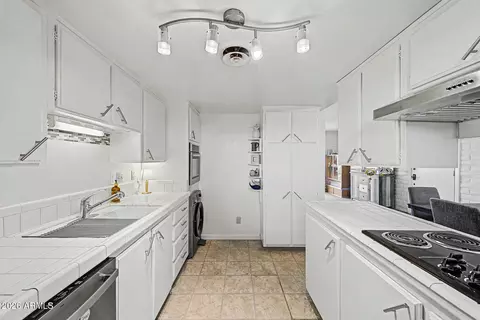 Kitchen - 1901 E Missouri Ave #217, Phoenix, AZ 85016 photo 2 of 3