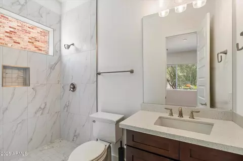 Bath - 640 W Echo Ln, Phoenix, AZ 85021 photo 7 of 7