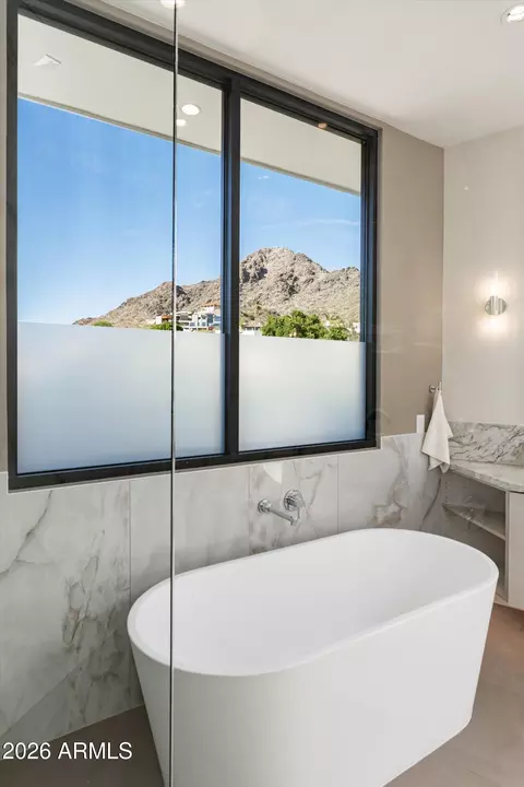 Bath - 2224 E Solar Dr, Phoenix, AZ 85020 photo 2 of 7