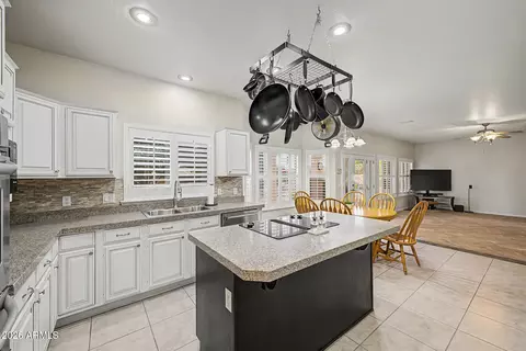 Kitchen - 1124 N Robin Ln, Mesa, AZ 85213 photo 3 of 7