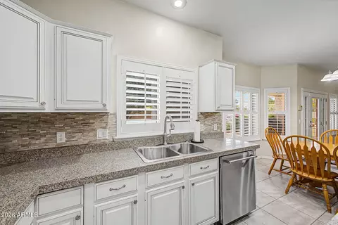 Kitchen - 1124 N Robin Ln, Mesa, AZ 85213 photo 5 of 7